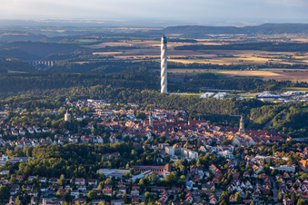 Vue aérienne de Tour d'essai d'ascenseurs TK. Tour d'essai d'ascenseurs derrière la vieille ville historique de Berner Feld. Le nouveau symbole de la petite ville est actuellement le plus haut bâtiment. à le quartier Bühlingen in Rottweil dans le département Bade-Wurtemberg, Allemagne