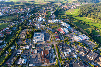 Vue aérienne de Zone industrielle et commerciale de la Tuttlinger Straße à le quartier Bühlingen in Rottweil dans le département Bade-Wurtemberg, Allemagne