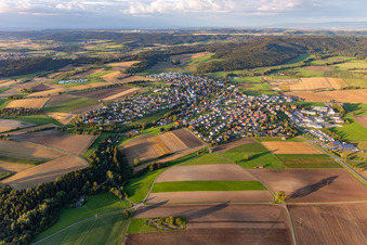 Vue aérienne de Vue du village en bordure des champs agricoles et des terres agricoles à Dietingen dans le département Bade-Wurtemberg, Allemagne
