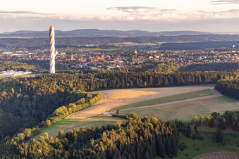 Vue aérienne de Tour d'essai d'ascenseur TK à Rottweil dans le département Bade-Wurtemberg, Allemagne