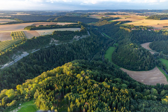 Vue aérienne de Boucle de la vallée du Neckar autour du château de Hohenstein à Dietingen dans le département Bade-Wurtemberg, Allemagne