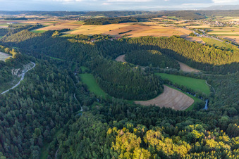 Vue aérienne de Boucle de la vallée du Neckar autour du château de Hohenstein à Dietingen dans le département Bade-Wurtemberg, Allemagne