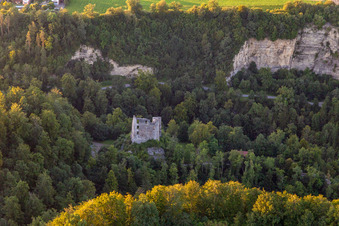 Vue aérienne de Ruines du château Herrenzimmern à le quartier Herrenzimmern in Bösingen dans le département Bade-Wurtemberg, Allemagne