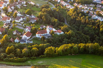 Vue aérienne de Église Saint-Jacques à le quartier Herrenzimmern in Bösingen dans le département Bade-Wurtemberg, Allemagne