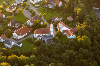 Vue aérienne de Bâtiment de l'église Église Saint-Jacques en Herrenzimmern à le quartier Herrenzimmern in Bösingen dans le département Bade-Wurtemberg, Allemagne