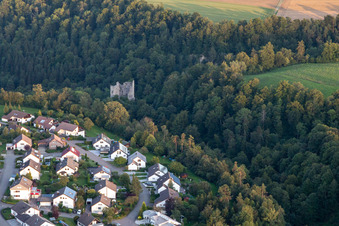 Vue aérienne de Ruines du château Herrenzimmern à le quartier Herrenzimmern in Bösingen dans le département Bade-Wurtemberg, Allemagne