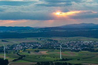 Vue aérienne de Lieu au coucher du soleil depuis l'est derrière les éoliennes à le quartier Waldmössingen in Schramberg dans le département Bade-Wurtemberg, Allemagne