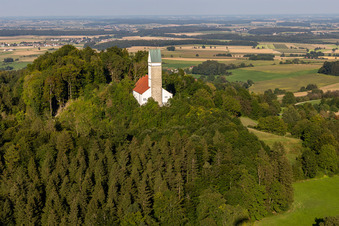 Vue aérienne de Église de pèlerinage Saint-Jean-Baptiste sur le Bussen à le quartier Offingen in Uttenweiler dans le département Bade-Wurtemberg, Allemagne