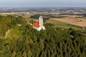 Vue aérienne de Église de pèlerinage Saint-Jean-Baptiste sur le Bussen à le quartier Offingen in Uttenweiler dans le département Bade-Wurtemberg, Allemagne