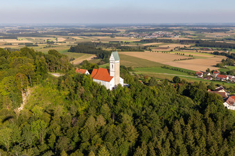 Vue aérienne de Sommet de Bussen avec église de pèlerinage à le quartier Offingen in Uttenweiler dans le département Bade-Wurtemberg, Allemagne