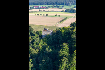 Vue aérienne de Ruines du château sur le Bussen – montagne sacrée de Haute-Souabe à le quartier Offingen in Uttenweiler dans le département Bade-Wurtemberg, Allemagne