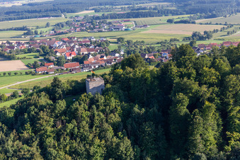 Vue aérienne de Ruines du château sur le Bussen – montagne sacrée de Haute-Souabe à le quartier Offingen in Uttenweiler dans le département Bade-Wurtemberg, Allemagne