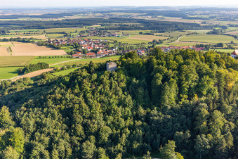 Photographie aérienne de Ruines du château sur le Bussen – montagne sacrée de Haute-Souabe à le quartier Offingen in Uttenweiler dans le département Bade-Wurtemberg, Allemagne