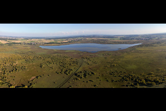Vue aérienne de Zones riveraines de la région lacustre du Federsee à Bad Buchau dans le département Bade-Wurtemberg, Allemagne