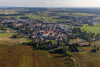 Vue aérienne de Vue des rues et des maisons dans les quartiers résidentiels à Bad Buchau dans le département Bade-Wurtemberg, Allemagne