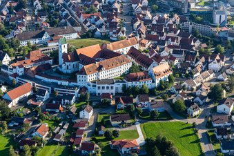 Vue aérienne de Complexe de bâtiments du monastère de Bad Schussenried à Bad Buchau dans le département Bade-Wurtemberg, Allemagne
