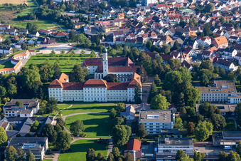 Vue aérienne de Complexe de bâtiments du monastère à le quartier Roppertsweiler in Bad Schussenried dans le département Bade-Wurtemberg, Allemagne