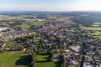 Vue aérienne de Vue de la ville du centre-ville avec les périphéries adjacentes aux champs agricoles à le quartier Roppertsweiler in Bad Schussenried dans le département Bade-Wurtemberg, Allemagne