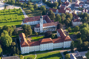 Vue aérienne de Complexe de bâtiments du monastère à le quartier Roppertsweiler in Bad Schussenried dans le département Bade-Wurtemberg, Allemagne