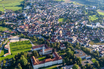 Photographie aérienne de Complexe de bâtiments du monastère à le quartier Roppertsweiler in Bad Schussenried dans le département Bade-Wurtemberg, Allemagne