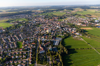 Vue aérienne de Rue Aulendorfer à le quartier Zellerhof in Bad Schussenried dans le département Bade-Wurtemberg, Allemagne