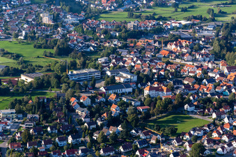 Vue aérienne de Drümmelbergschule et terrain de sport de Löwen à le quartier Zellerhof in Bad Schussenried dans le département Bade-Wurtemberg, Allemagne