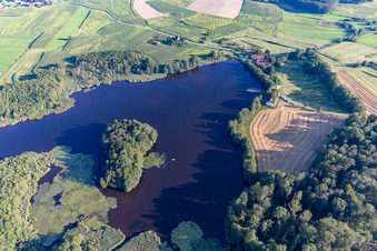 Vue aérienne de Étang de Schwaigfurt à le quartier Kürnbach in Bad Schussenried dans le département Bade-Wurtemberg, Allemagne