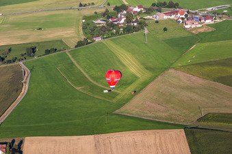 Vue aérienne de Lancement du ballon Ehrmann à le quartier Michelwinnaden in Bad Waldsee dans le département Bade-Wurtemberg, Allemagne