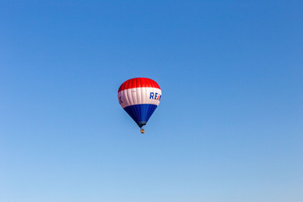 Vue aérienne de Lancement de ballons REMAX à le quartier Michelwinnaden in Bad Waldsee dans le département Bade-Wurtemberg, Allemagne