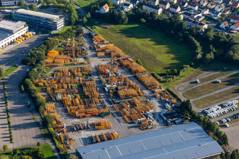 Vue aérienne de Aire de stockage de la Liebherr-Werk Biberach GmbH, succursale Bad Waldsee dans le parc industriel à Bad Waldsee dans le département Bade-Wurtemberg, Allemagne
