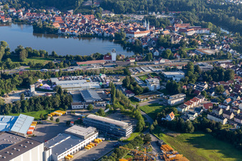 Vue aérienne de Vue de la ville sur le centre-ville au bord du lac de la ville à Bad Waldsee dans le département Bade-Wurtemberg, Allemagne
