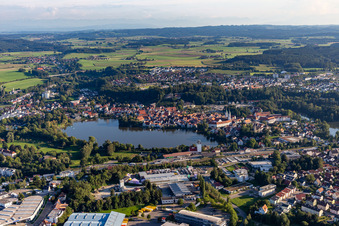 Vue aérienne de Vue de la ville sur le centre-ville au bord du lac de la ville à Bad Waldsee dans le département Bade-Wurtemberg, Allemagne