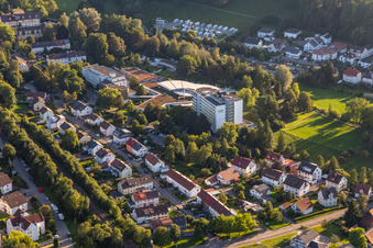 Vue aérienne de Thermes et piscines de la piscine extérieure du centre de loisirs Waldsee-Therme de la Klinik Mayenbad à Bad Waldsee dans le département Bade-Wurtemberg, Allemagne