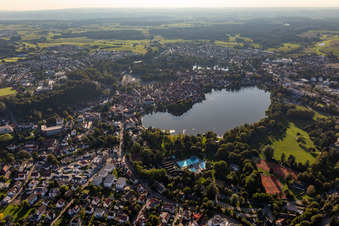 Vue aérienne de Plage et piscine extérieure Bad Waldsee à Bad Waldsee dans le département Bade-Wurtemberg, Allemagne