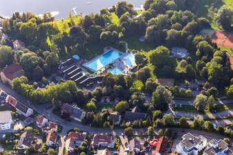 Vue aérienne de Piscines et zones riveraines à la plage et piscine extérieure Bad Waldsee à Bad Waldsee dans le département Bade-Wurtemberg, Allemagne
