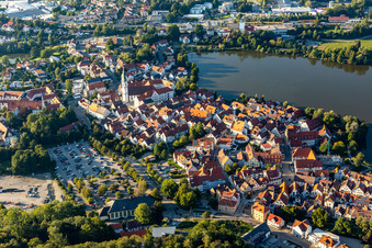 Vue aérienne de Église paroissiale Saint-Pierre dans le centre historique à le quartier Steinach in Bad Waldsee dans le département Bade-Wurtemberg, Allemagne
