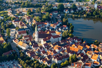 Vue aérienne de Église paroissiale Saint-Pierre dans le centre historique à le quartier Steinach in Bad Waldsee dans le département Bade-Wurtemberg, Allemagne