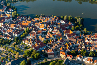 Vue aérienne de Vue de la ville sur le centre-ville au bord du lac de la ville à le quartier Steinach in Bad Waldsee dans le département Bade-Wurtemberg, Allemagne