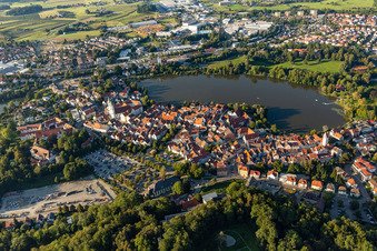 Photographie aérienne de Vue de la ville sur le centre-ville au bord du lac de la ville à Bad Waldsee dans le département Bade-Wurtemberg, Allemagne