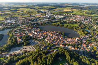 Vue oblique de Vue de la ville sur le centre-ville au bord du lac de la ville à Bad Waldsee dans le département Bade-Wurtemberg, Allemagne