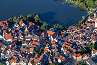 Vue de la ville sur le centre-ville au bord du lac de la ville à Bad Waldsee dans le département Bade-Wurtemberg, Allemagne d'en haut