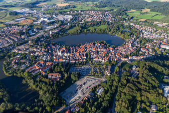 Photographie aérienne de Vue de la ville sur le centre-ville au bord du lac de la ville à le quartier Steinach in Bad Waldsee dans le département Bade-Wurtemberg, Allemagne