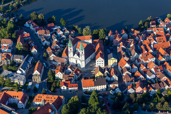 Vue oblique de Église paroissiale Saint-Pierre dans le centre historique à le quartier Steinach in Bad Waldsee dans le département Bade-Wurtemberg, Allemagne