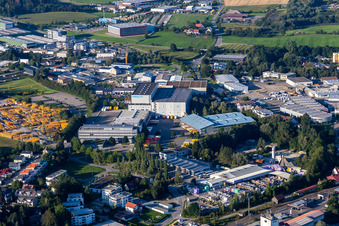 Vue oblique de Complexe immobilier et centre logistique dans les locaux de Versandhaus Walz GmbH, Baby-Walz à Bad Waldsee dans le département Bade-Wurtemberg, Allemagne