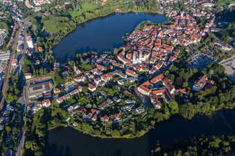 Vue de la ville sur le centre-ville au bord du lac de la ville à Bad Waldsee dans le département Bade-Wurtemberg, Allemagne hors des airs