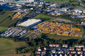 Vue aérienne de Aire de stockage de la Liebherr-Werk Biberach GmbH, succursale Bad Waldsee dans le parc industriel à Bad Waldsee dans le département Bade-Wurtemberg, Allemagne