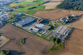 Vue aérienne de Usine de fabrication de véhicules de Carthago Reisemobilbau GmbH à le quartier Unterrauhen in Aulendorf dans le département Bade-Wurtemberg, Allemagne
