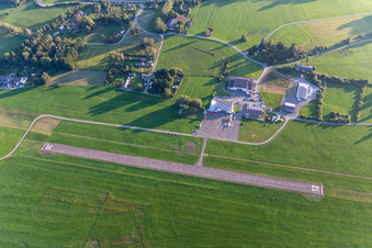 Vue aérienne de Piste avec zone de circulation de l'aérodrome de Skydive Saulgau à Bad Saulgau dans le département Bade-Wurtemberg, Allemagne