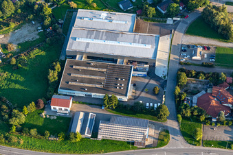Vue aérienne de Zone industrielle et création d'entreprise avec Colour-Line Oberflächenveredelungsgesellschaft mbH et DecoCompany Le magasin spécialisé Heimtex à Bad Saulgau dans le département Bade-Wurtemberg, Allemagne