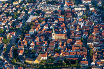 Vue aérienne de Vieille ville et centre-ville avec l'église Saint-Jean à Bad Saulgau dans le département Bade-Wurtemberg, Allemagne